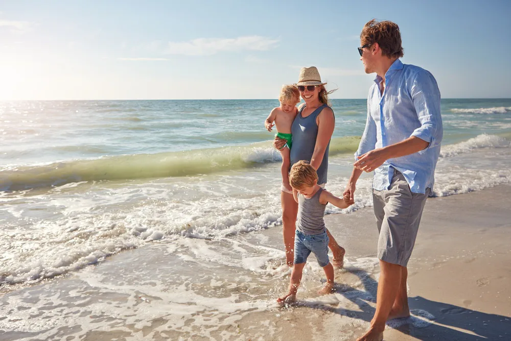 Familie am Strand im Urlaub